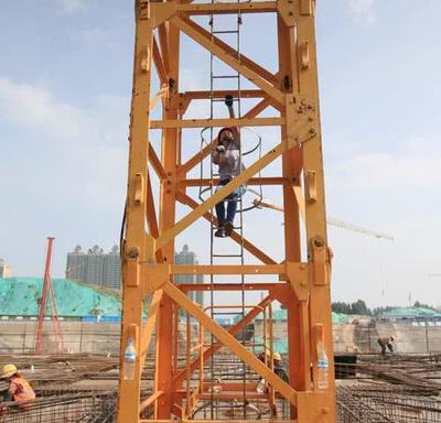 攀登天際的鋼鐵巨人 揭秘600米高空塔吊的安裝與爬升奧秘